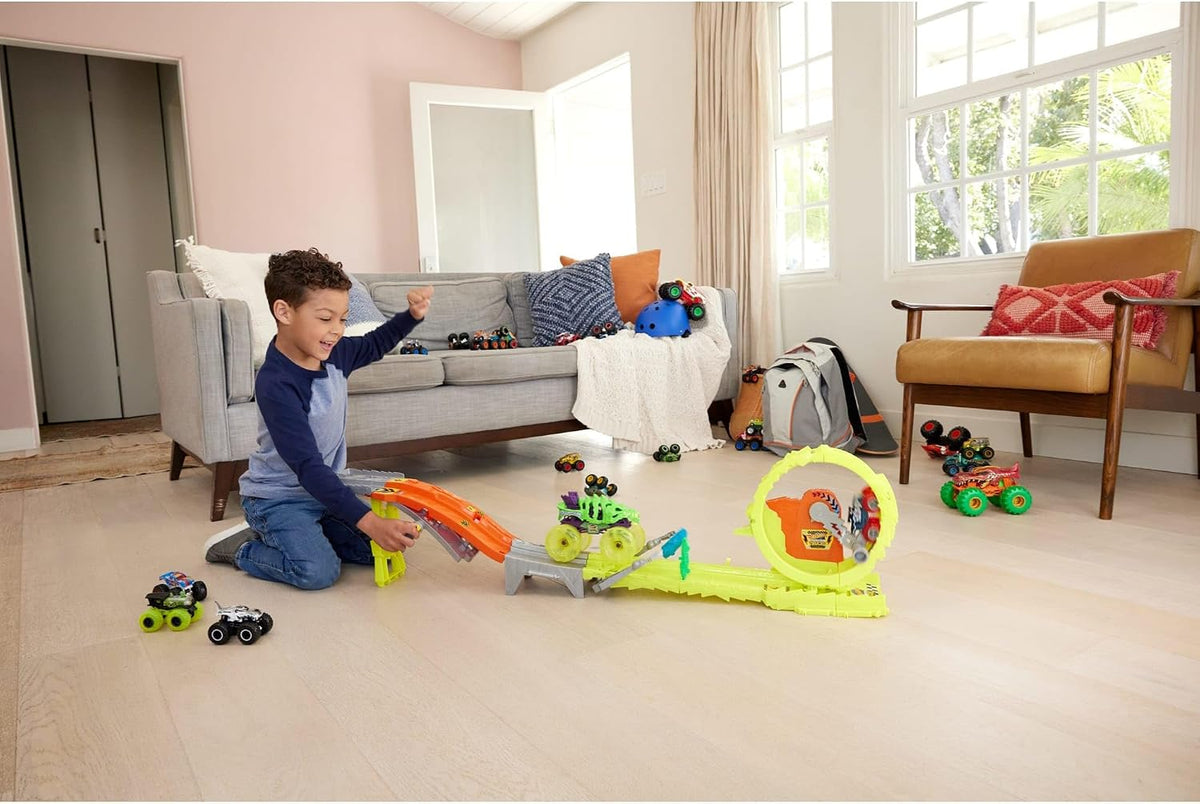 Hot Wheels Monster Trucks Charge & Chase Challenge HXT05